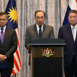 El primer ministro interino de Tailandia, Phumtham Wechayachai (centro), habla durante una conferencia de prensa junto al primer ministro de Camboya, Hun Manet (izq.), y el primer ministro de Malasia, Anwar Ibrahim (der.)