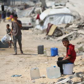 Niños palestinos intentan satisfacer sus necesidades diarias de agua en la ciudad de Gaza, el 26 de julio de 2025.