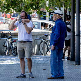 Varias personas pasean durante el Día de los Abuelos 2025.