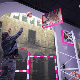 Estadi, de Cabosanroque i Flexo Arquitectes, transforma el claustre del Santa Mònica en un estadi amb porteries i cistelles que conviden a jugar i trencar les regles a ‘CITISSIMUM ALTISSIMUM FORTISSIMUM‘