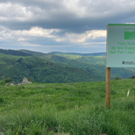 Un cartell del Parc Natural de les Capçaleres del Ter i Freser enmig de la natura