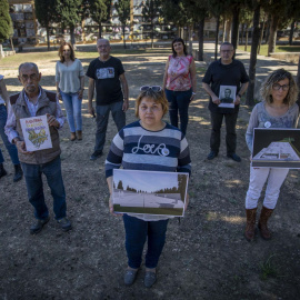 Miembros de la Plataforma Memorial 2.238 muestran imágenes de cómo será este lugar de memoria.