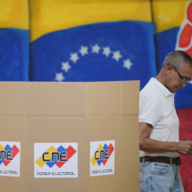 Un votante en las urnas durante las elecciones municipales.
