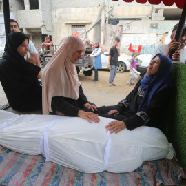 Mujeres se lamentan tras la muerte de un familiar en Gaza, el 26 de julio pasado.