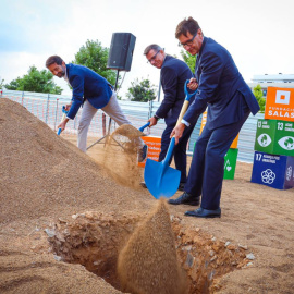 El president de la Generalitat, Salvador Illa, i l'alcalde de Martorell, Xavier Fonollosa, col·loquen la primera pedra d'una promoció d'habitatge protegit