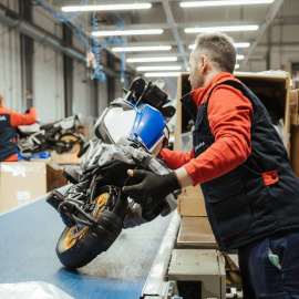 Fotografía de archivo de un trabajador en una fábrica de juguetes.