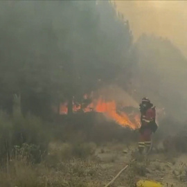 Captura de vídeo de la Unidad Militar de Emergencias (UME) del incendio de la localidad de Mombeltrán (Ávila).
