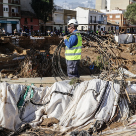 Un hombre limpia los estragos de la DANA en Paiporta.