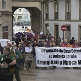 Decenas de personas durante la cuarta marcha por la devolución de la Casa Cornide, a 11 de noviembre de 2023, en A Coruña.