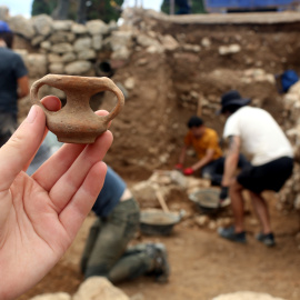 Detall d'un dels dos vasos rituals dipositats com a ofrenes a Demèter a la zona de l'antic santuari de la deessa a Empúries