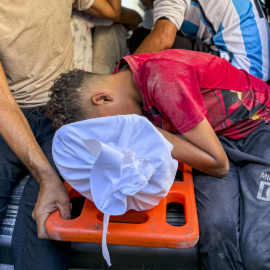 GAZA, 31/07/2025.- Al menos 86 gazatíes perdieron la vida este miércoles mientras iban a buscar ayuda humanitaria en diferentes puntos de la Franja de Gaza. La mayoría de los fallecidos, 60, fueron registrados por el hospital Al Shifa de Ciudad de Gaza, la capital gazatí, tras acudir al cruce de Zikim, en el noroeste del enclave, para tratar de conseguir algo de lo introducido en los pocos camiones con ayuda que están entrando estos días en el territorio. EFE/ Ahmad Awad