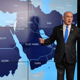 El primer ministro de Israel, Benjamin Netanyahu, habla frente a un mapa de Oriente Medio durante una rueda de prensa en la Oficina de Prensa del Gobierno (GPO) en Jerusalén. 04/09/2024