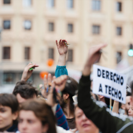 Varias personas durante una manifestación por la vivienda, desde Atocha, a 5 de abril de 2025, en Madrid (España).