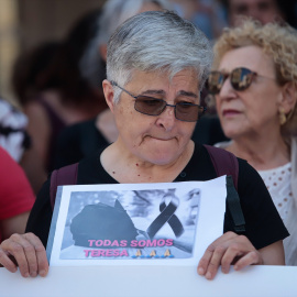Una mujer durante una concentración ante el Ayuntamiento de O Porriño, a 30 de julio de 2025, en O Porriño, Pontevedra, Galicia (España).