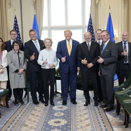 Trump, Von der Leyen y sus equipos, posando sonrientes con el pulgar en alto.