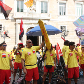 La concentració de socorristes de Barcelona l'1 d'agost a la plaça Sant Jaume, en l'inici de la vaga indefinida