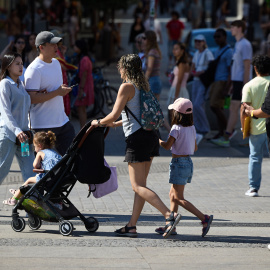 Foto de archiva de una mujer con un carrito de bebé, a 15 de julio de 2025, en Madrid.