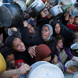Mujeres palestinas en un punto de reparto de alimentos y ayuda humanitaria en Gaza, en una imagen de archivo.