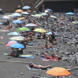 Bañistas en la playa. EFE/Alberto Valdés