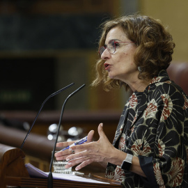 La vicepresidenta primera y ministra de Hacienda, María Jesús Montero, interviene en el Pleno del Congreso.