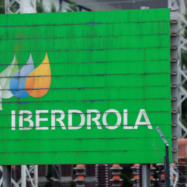 El logo de Iberdrola en una subestación eléctrica en Durango (Vizcaya).