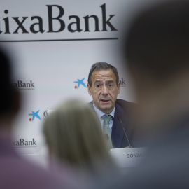 El consejero delegado de CaixaBank, Gonzalo Gortázar, durante la presentación  de los resultados semestrales del banco.