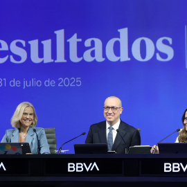El consejero delegado del BBVA, Onur Genç (c), durante la presentación de los resultados semestrales de la entidad.