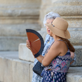 Una mujer se abanica durante la ola de calor el 30 de junio de 2025 en Madrid.