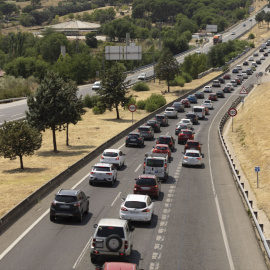 Varios vehículos en la A5, a 1 de agosto de 2025, en Madrid (España).