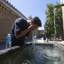 Alguien se refresca en una fuente en Córdoba el 2 de agosto de 2025.