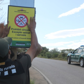 Un cartell de prohibit el pas al Cap de Creus.