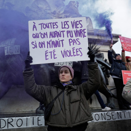 Una manifestante sostiene un cartel en una marcha contra las agresiones sexuales en Francia.
