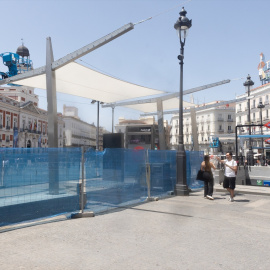 Instalación de unos toldos en la Puerta del Sol.