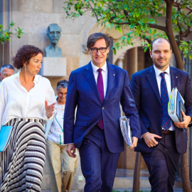 El president de la Generalitat, Salvador Illa, la consellera d'Economia, Alícia Romero, i el conseller de la Presidència, Albert Dalmau, camí a una reunió del Consell Exectiu