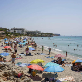 Primer día de ola de calor este pasado domingo en una playa de Menorca.