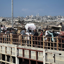 Los palestinos llevan suministros de ayuda que recibieron de la Fundación Humanitaria de Gaza (GHF).