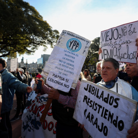 AME6487. BUENOS AIRES (ARGENTINA), 30/07/2025.- Personas participan en una protesta de jubilados este miércoles, en Buenos Aires (Argentina). Juan Ignacio Roncoroni
