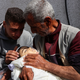 Palestinos lloran sobre el cuerpo amortajado de un niño que murió durante un ataque israelí en el hospital Al-Shifa de la ciudad de Gaza el 28 de abril de 2025.