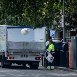 Un trabajador de la limpieza en Madrid, en una imagen del pasado 25 de julio.