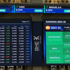 Paneles informativos de la Bolsa de Madrid con la evolución de los principales valores del mercado.