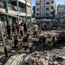 Palestinos observan la destrucción tras un ataque israelí, a julio de 2025.