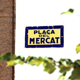 Placa de la plaça del Mercat de l'Ametlla de Merola, al Berguedà, original d’abans de la Guerra Civil