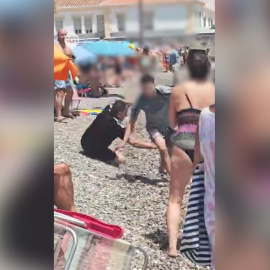 Un bañista intenta detener a un migrante en Castell de Ferro (Granada)