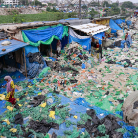 Trabajadores de una planta de reciclaje de plástico en Dhaka, en Bangladeh, en una imagen tomada el pasado 25 de julio.