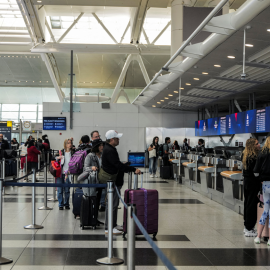 Varios viajeros en el Aeropuerto Internacional John F. Kennedy en la ciudad de Nueva York.
