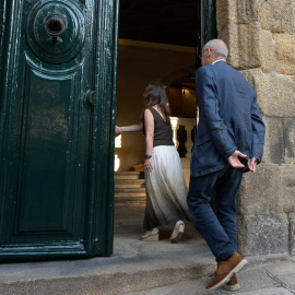 La Casa Cornide recibió este lunes las primeras visitas de una comitiva de representantes institucionales y de la sociedad civil.