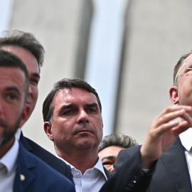 Políticos bolsonaristas frente al Congreso Nacional de Brasil.