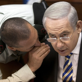 El primer ministro israelí, Benjamin Netanyahu habla en 2013 con su entonces secretario militar, Eyal Zamir y actual jefe del Estado Mayor de Israel (2/06/2013)