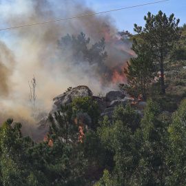 Un nuevo incendio forestal en la zona del municipio de Ponteceso (A Coruña), en España.