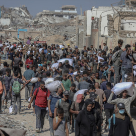 Palestinos transportan suministros de ayuda que ingresaron a Gaza a través de Israel, en Beit Lahia, en el norte de la Franja de Gaza.Editorial licence valid only for Spain and 3 MONTHS from the date of the image, then delete it from your archive. For non-editorial and non-licensed use, please contact EUROPA PRESS.05/8/2025 ONLY FOR USE IN SPAIN